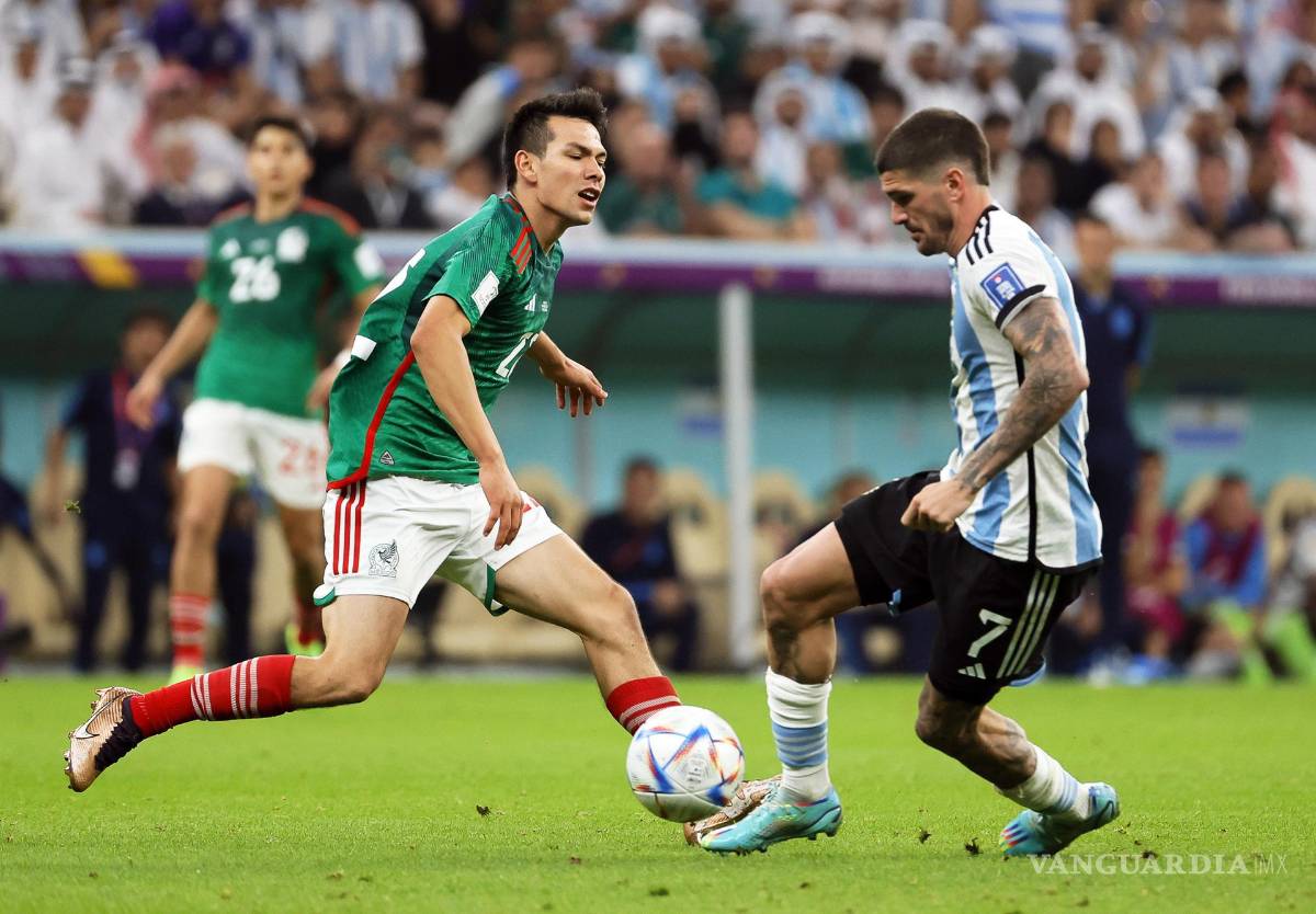$!Hirving Lozano (I) en disputa del balón con Rodrigo de Paul (d).