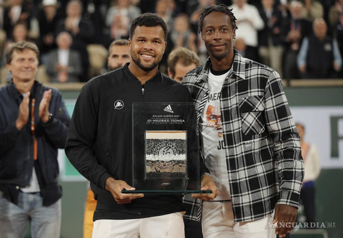 $!El francés Jo-Wilfried Tsonga (i) con su compatriota Gael Monfils después de terminar su carrera en Roland Garros en París, Francia.