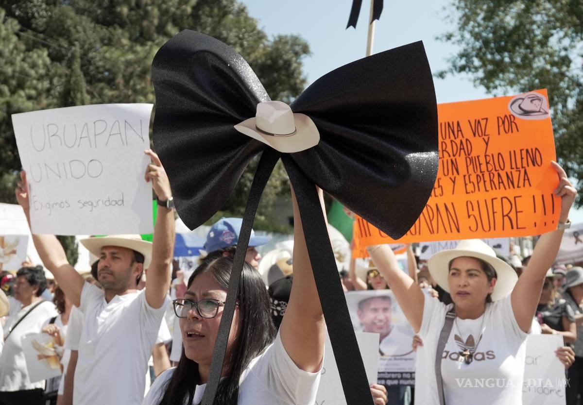$!Más de 60.000 personas, según Protección Civil, salieron este viernes a las calles del municipio mexicano de Uruapan, en el estado de Michoacán, exigiendo seguridad, justicia y paz tras el asesinato del alcalde de la localidad, Carlos Manzo, el pasado 1 de noviembre mientras celebraba el Día de Muertos.