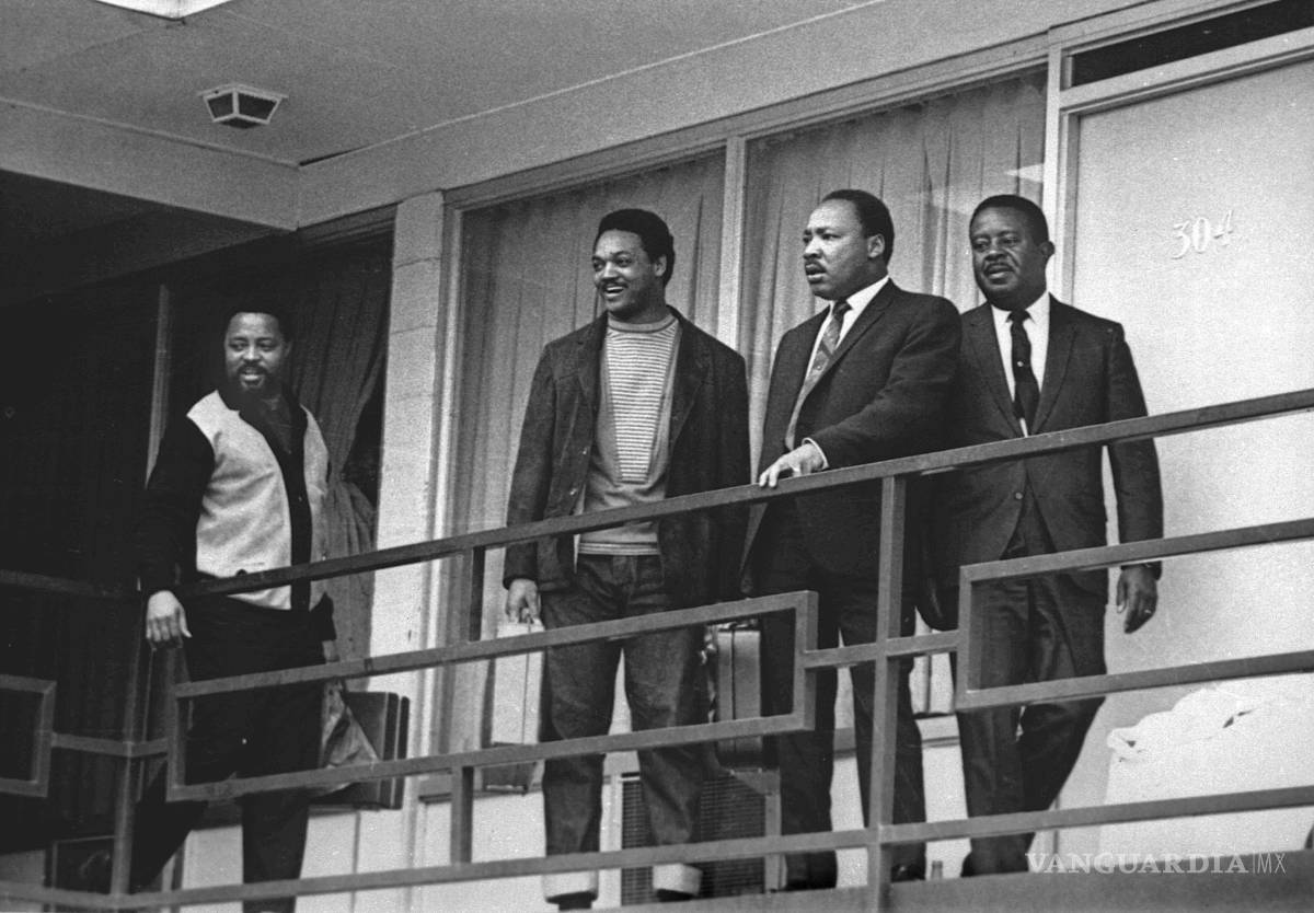 $!El reverendo Martin Luther King Jr., segundo desde la derecha, Hosea Williams, a la izquierda y Jesse Jackson, al lado de King en Memphis, el 3 de abril de 1968.