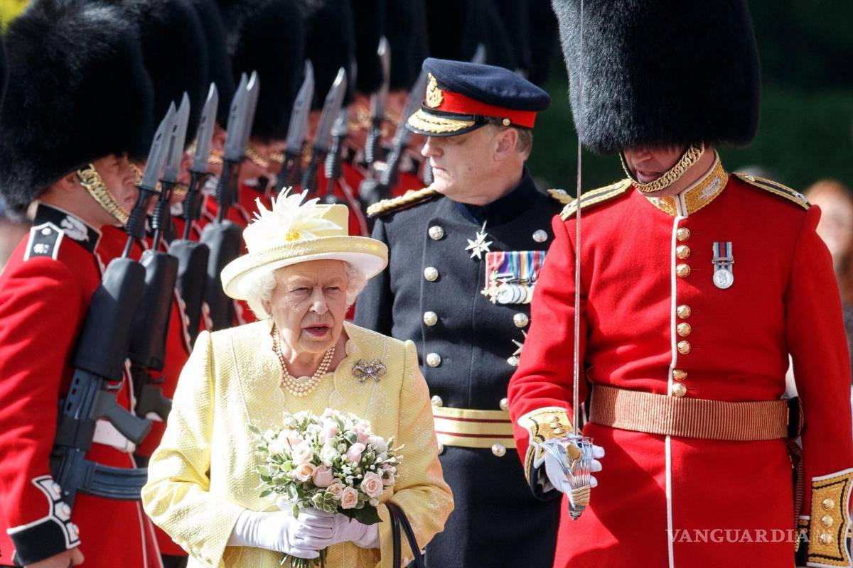 $!El reinado de Isabel II comenzó el 6 de febrero de 1952, día de la muerte de su padre, el rey Jorge VI. Isabel tenía 25 años. EFE/Robert Perry