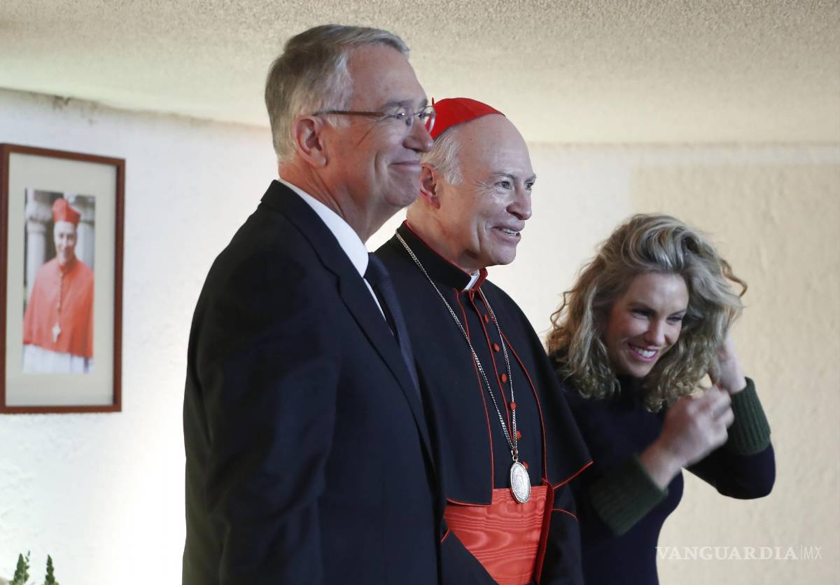 $!El Cardenal Arzobispo Primado de México, Carlos Aguiar (c), el empresario Ricardo Salinas Pliego (i) y la presidenta de la Fundación Salinas, Ninfa Salinas Sada (d).