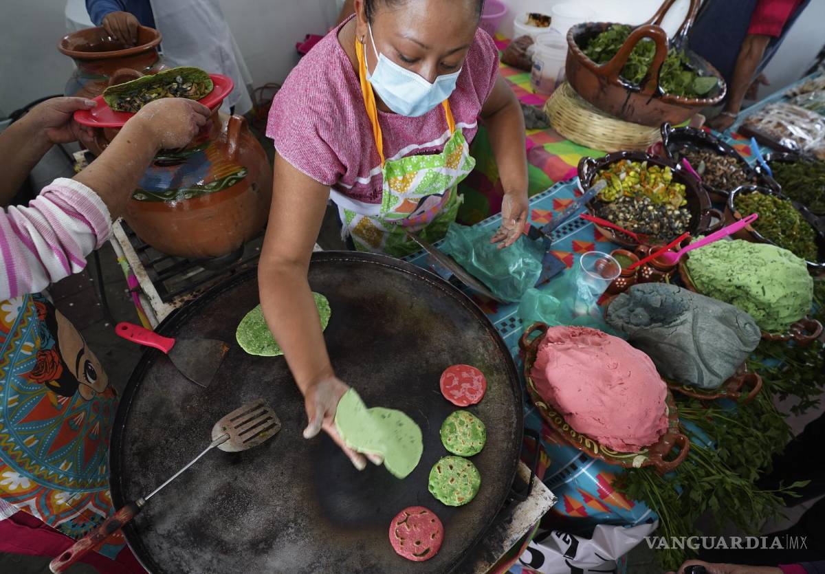 $!Una vendedora prepara sopes con masa de colores en la Feria de Comida Prehispánica en la alcaldía Iztapalapa de la Ciudad de México.
