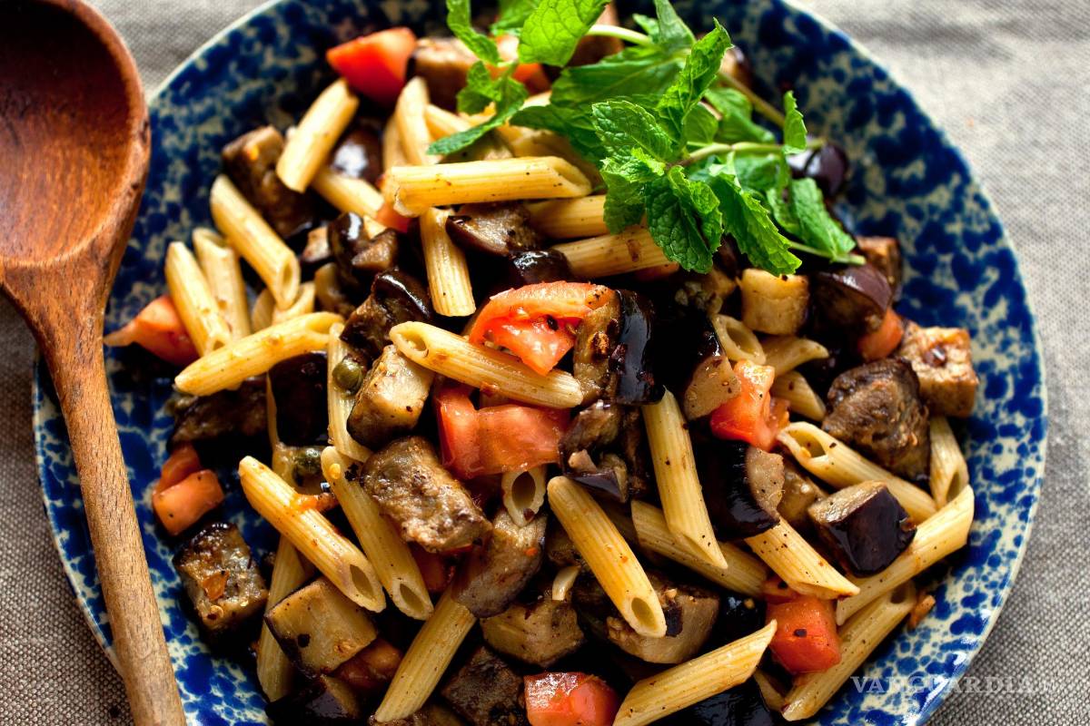 Receta: Penne con berenjena asada, chile y menta