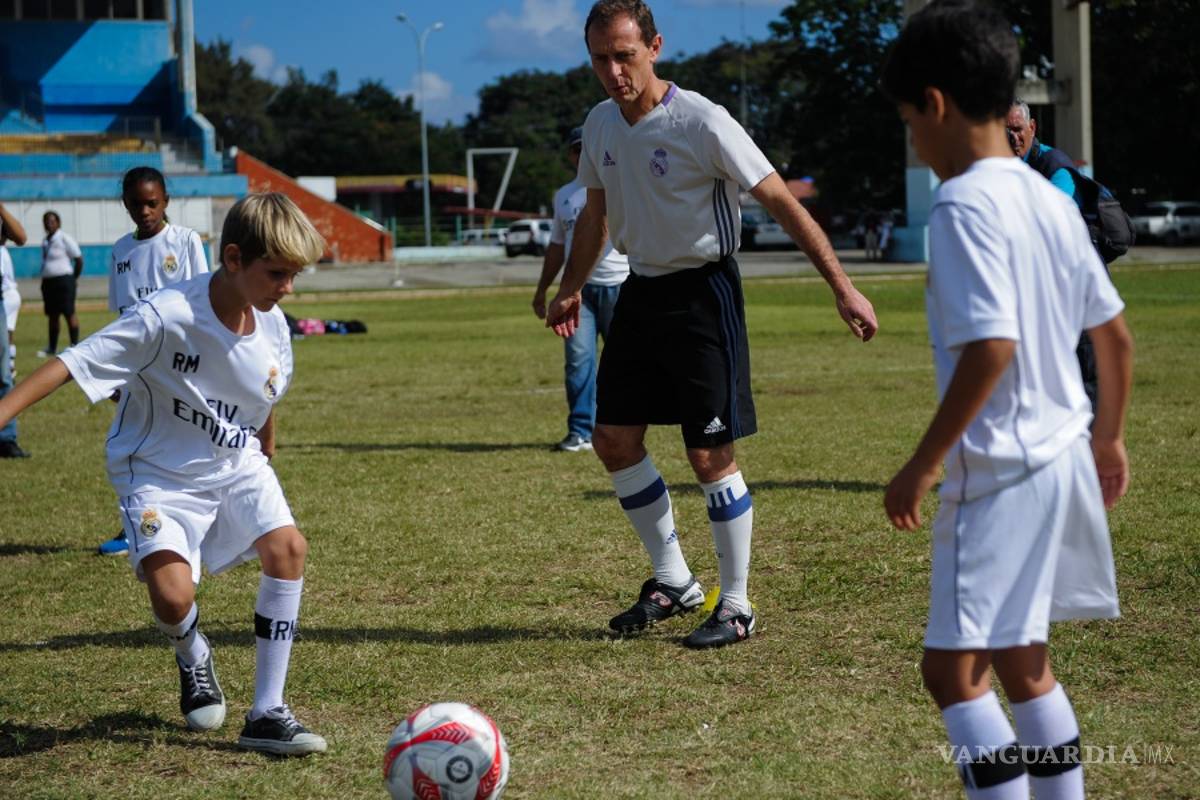Emilio Butragueño entrena con niños en Cuba