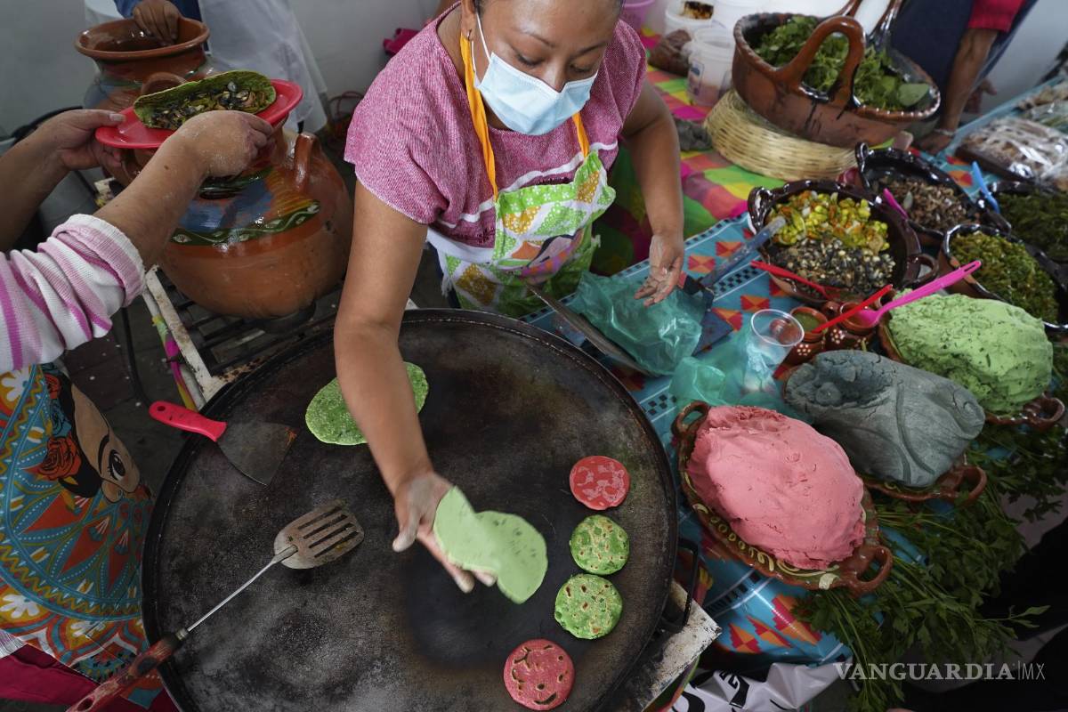 $!Una vendedora prepara sopes con masa de colores en la Feria de Comida Prehispánica en la alcaldía Iztapalapa de la Ciudad de México.