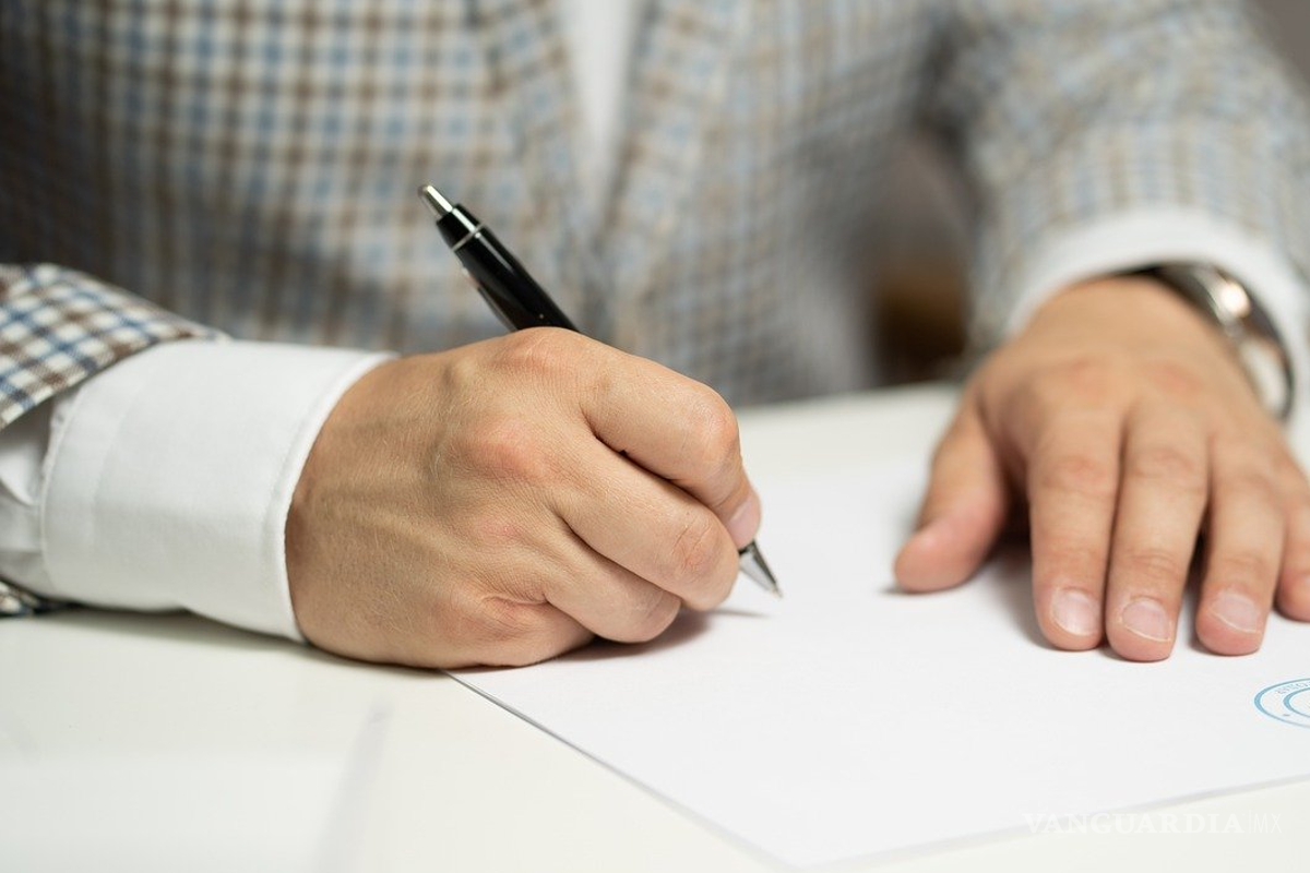 ¿Firmar hojas en blanco en el trabajo es legal?