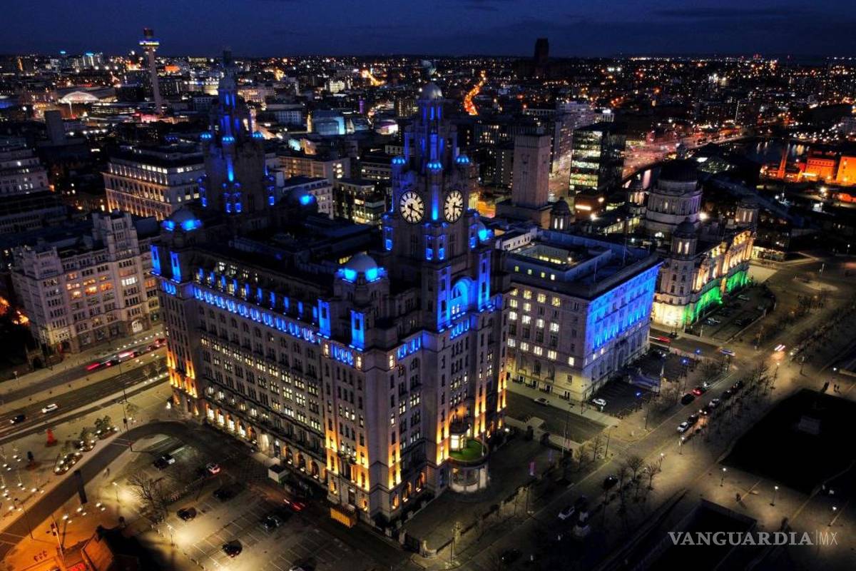 Por el aniversario del primer año de la guerra en Ucrania, instituciones y monumentos se iluminan de bandera ucraniana