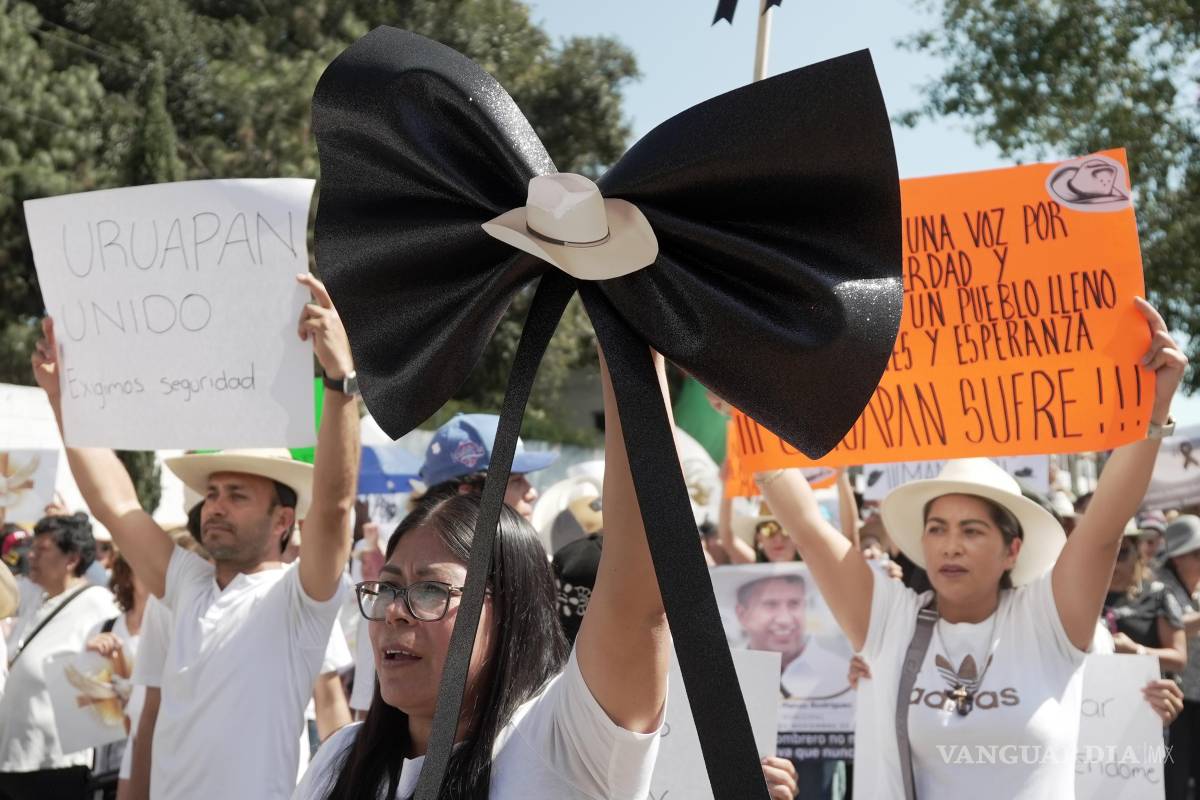 $!Más de 60.000 personas, según Protección Civil, salieron este viernes a las calles del municipio mexicano de Uruapan, en el estado de Michoacán, exigiendo seguridad, justicia y paz tras el asesinato del alcalde de la localidad, Carlos Manzo, el pasado 1 de noviembre mientras celebraba el Día de Muertos.