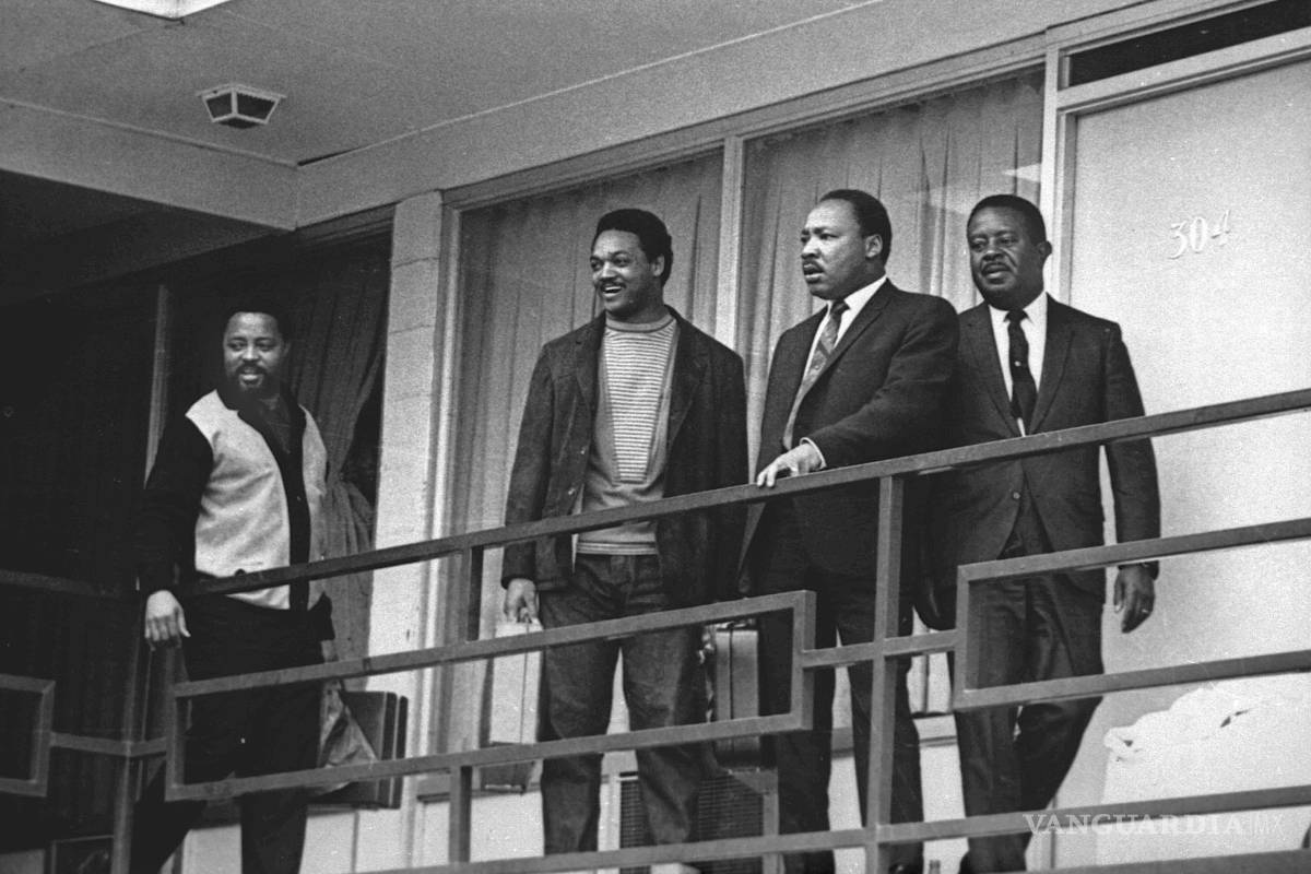 $!El reverendo Martin Luther King Jr., segundo desde la derecha, Hosea Williams, a la izquierda y Jesse Jackson, al lado de King en Memphis, el 3 de abril de 1968.