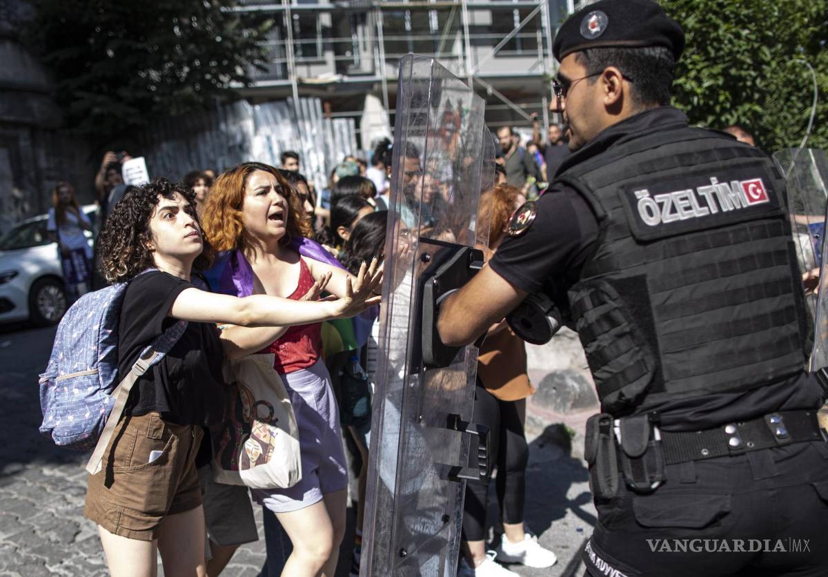 $!La policía turca bloquea la marcha de miembros y simpatizantes de la comunidad LGBT durante la Marcha del Orgullo de Estambul, en Estambul, Turquía.