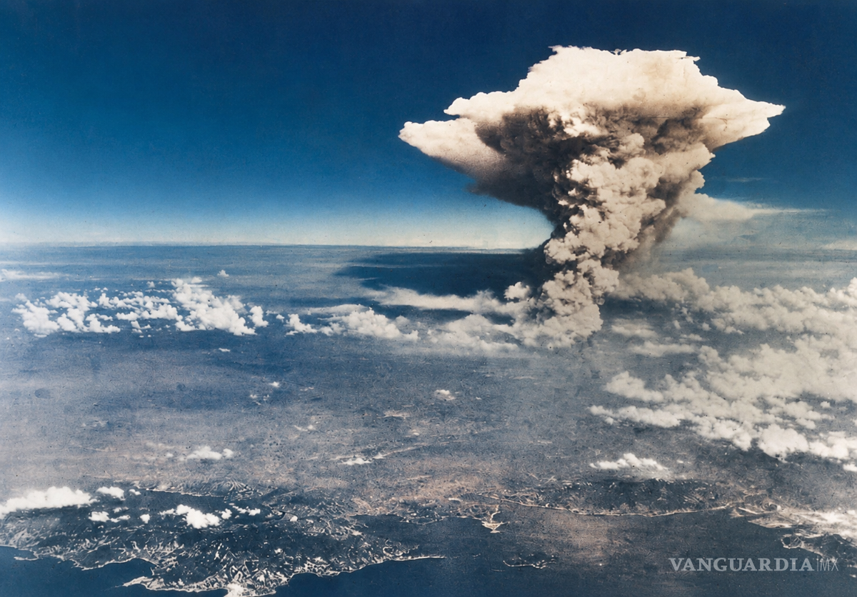 $!Explosión de la primera bomba atómica en agosto de 1945. Imagen coloreada intencionalmente con IA.