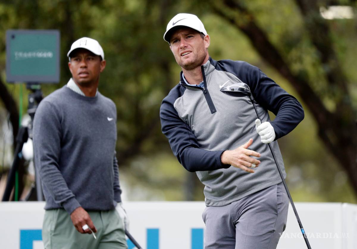 $!Tiger Woods le gana a Rory McIlroy pero es eliminado inmediatamente después en Cuartos de Final