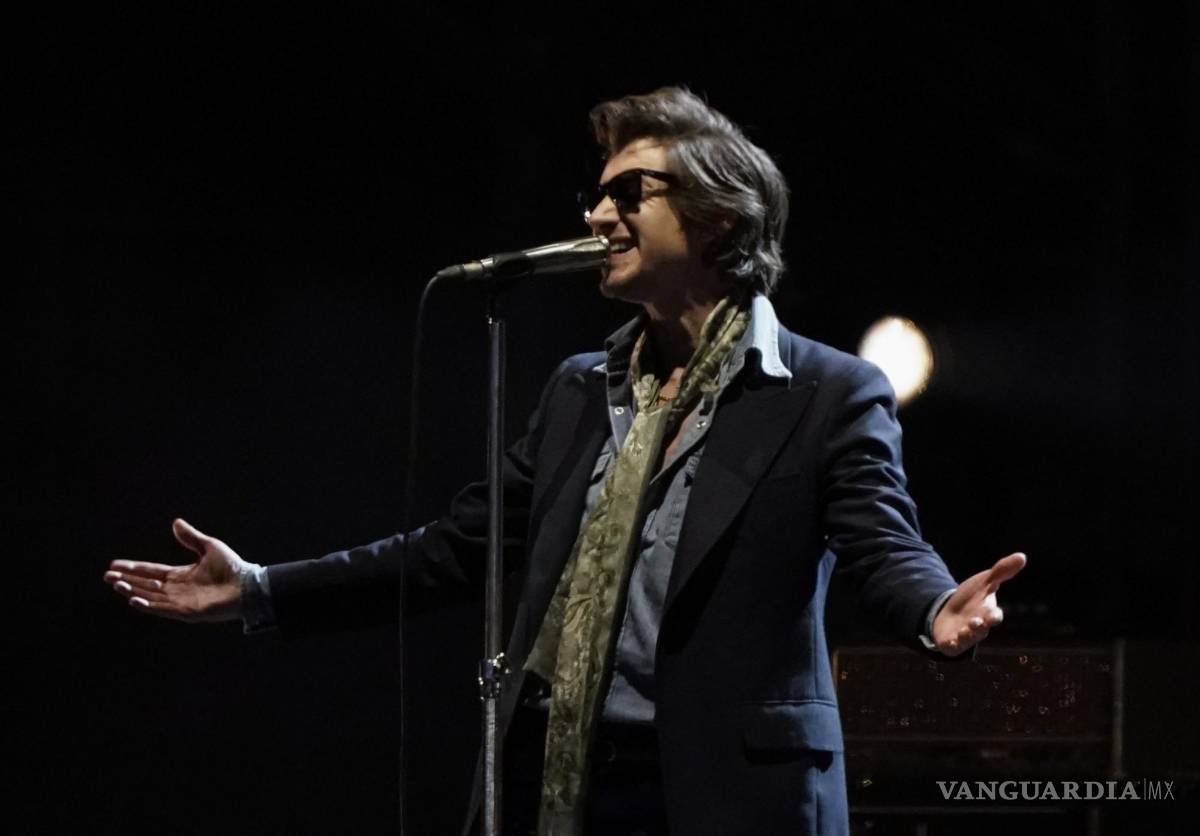 $!Alex Turner de Arctic Monkeys durante su concierto en el festival Corona Capital en la Ciudad de México.