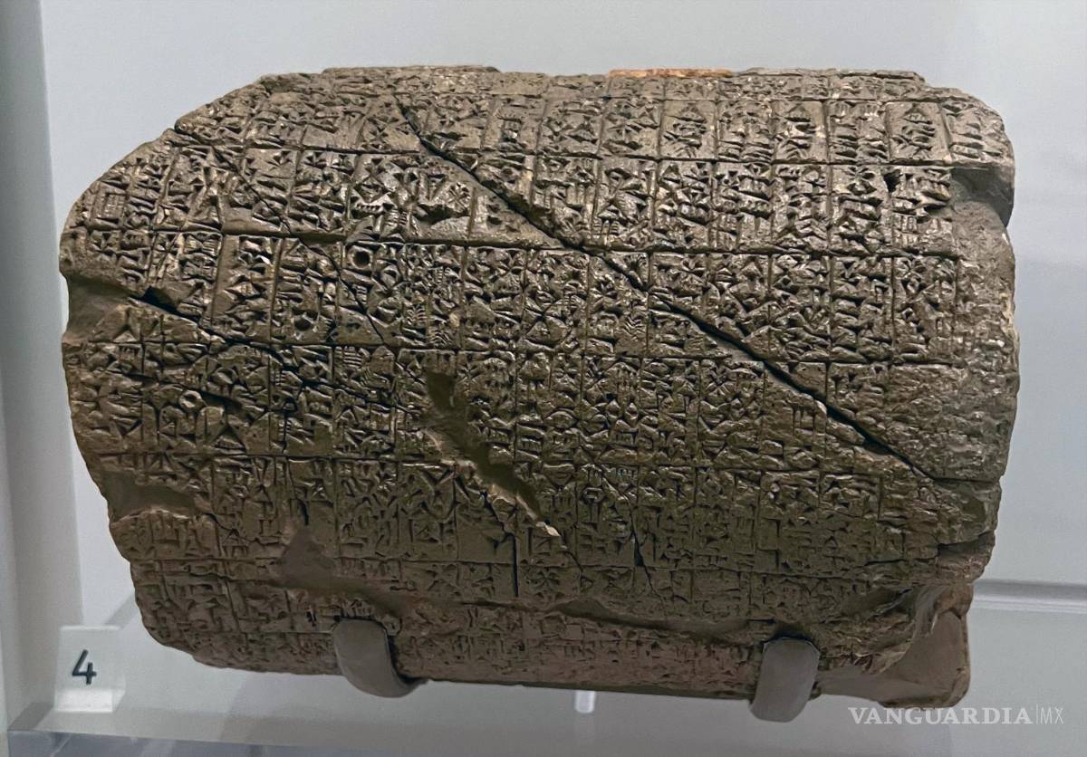 $!Arboll y Rasmussen propusieron que el registro más temprano de un beso estaba grabado en el Cilindro de Barton, una tablilla de arcilla que data de alrededor del 2400 a. C