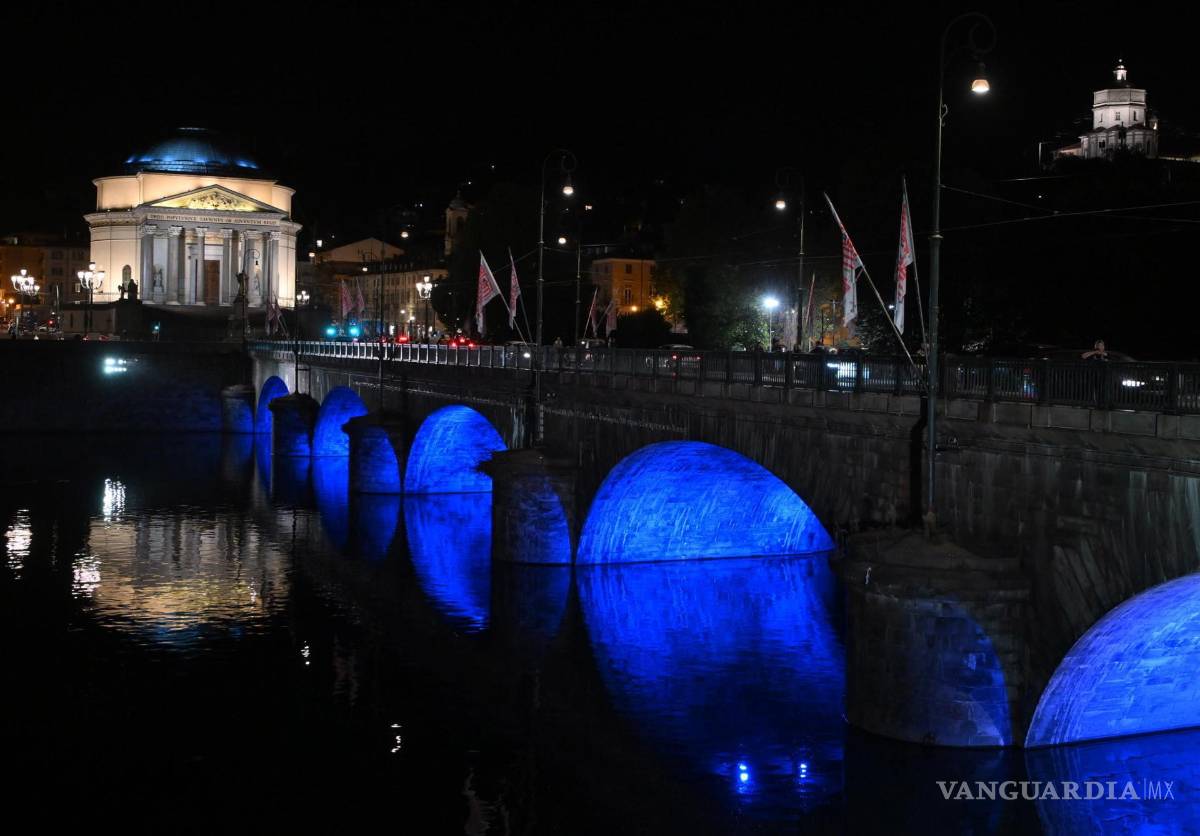$!Los colores de la bandera israelí, blanco y azul, iluminan un puente de la ciudad de Turín, Italia, como una muestra de solidaridad a Israel.