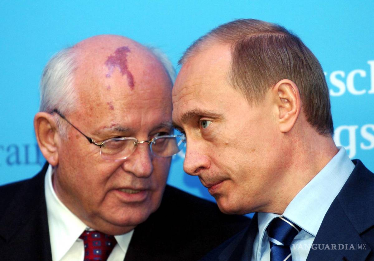 $!El presidente de Rusia Vladimir Putin y el exmandatario de la Unión Soviética Mijaíl Gorbachov el martes 21 de diciembre de 2004, en Schleswig, Alemania.