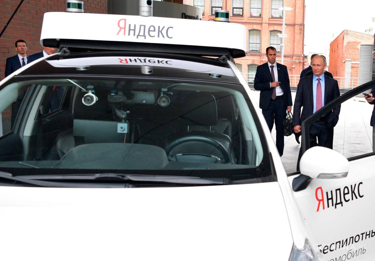 $!El presidente ruso Vladímir Putin examina el prototipo de un vehículo no tripulado durante en su visita a la sede de Yandex en Moscú el 21 de septiembre de 2017.