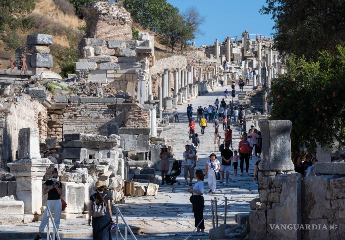 $!Los restos de la antigua ciudad de Éfesos, a unos 80 kilómetros al sur de Esmirna, son uno de los principales atractivos turísticos de la región, con casi dos millones de visitantes al año. EFE/Antonio Sánchez Solís