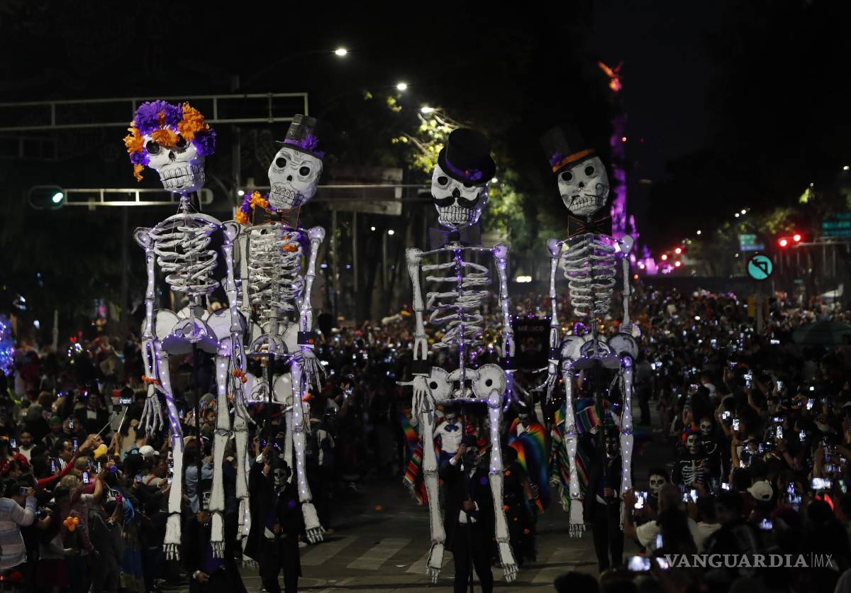 $!Calaveras gigantes en un desfile de catrinas en Ciudad de México (México).