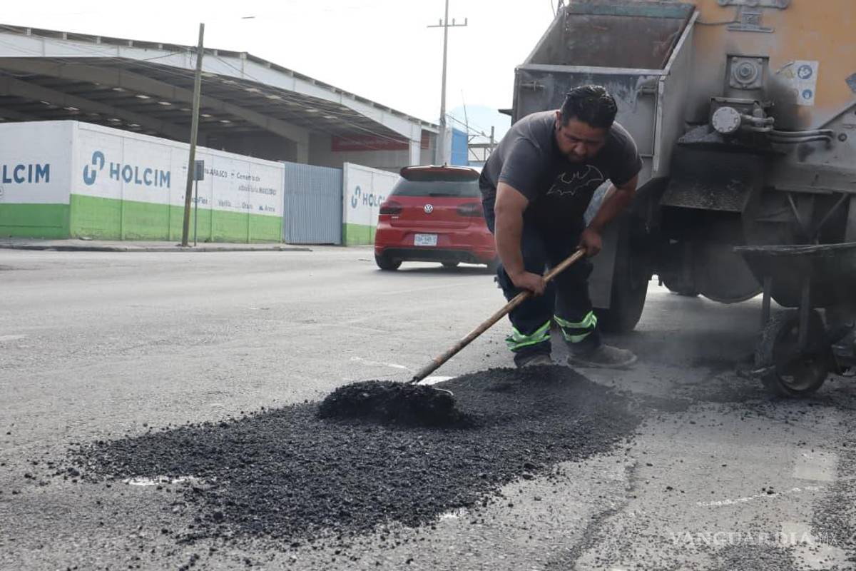 Refuerzan bacheo en colonia Lomas de Lourdes de Saltillo