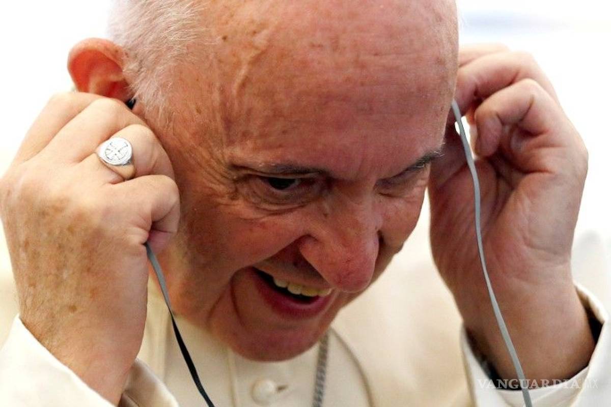 Interrumpe Papa Francisco a sacerdote de México ¡en plena misa!