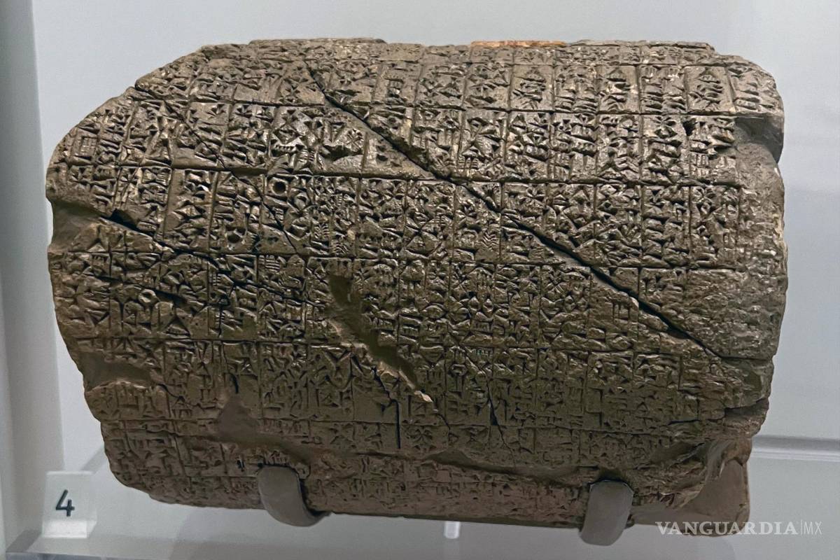 $!Arboll y Rasmussen propusieron que el registro más temprano de un beso estaba grabado en el Cilindro de Barton, una tablilla de arcilla que data de alrededor del 2400 a. C