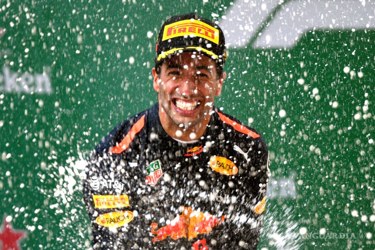 Ricciardo se impone por sorpresa en GP de China; 'Checo' Pérez queda en doceavo