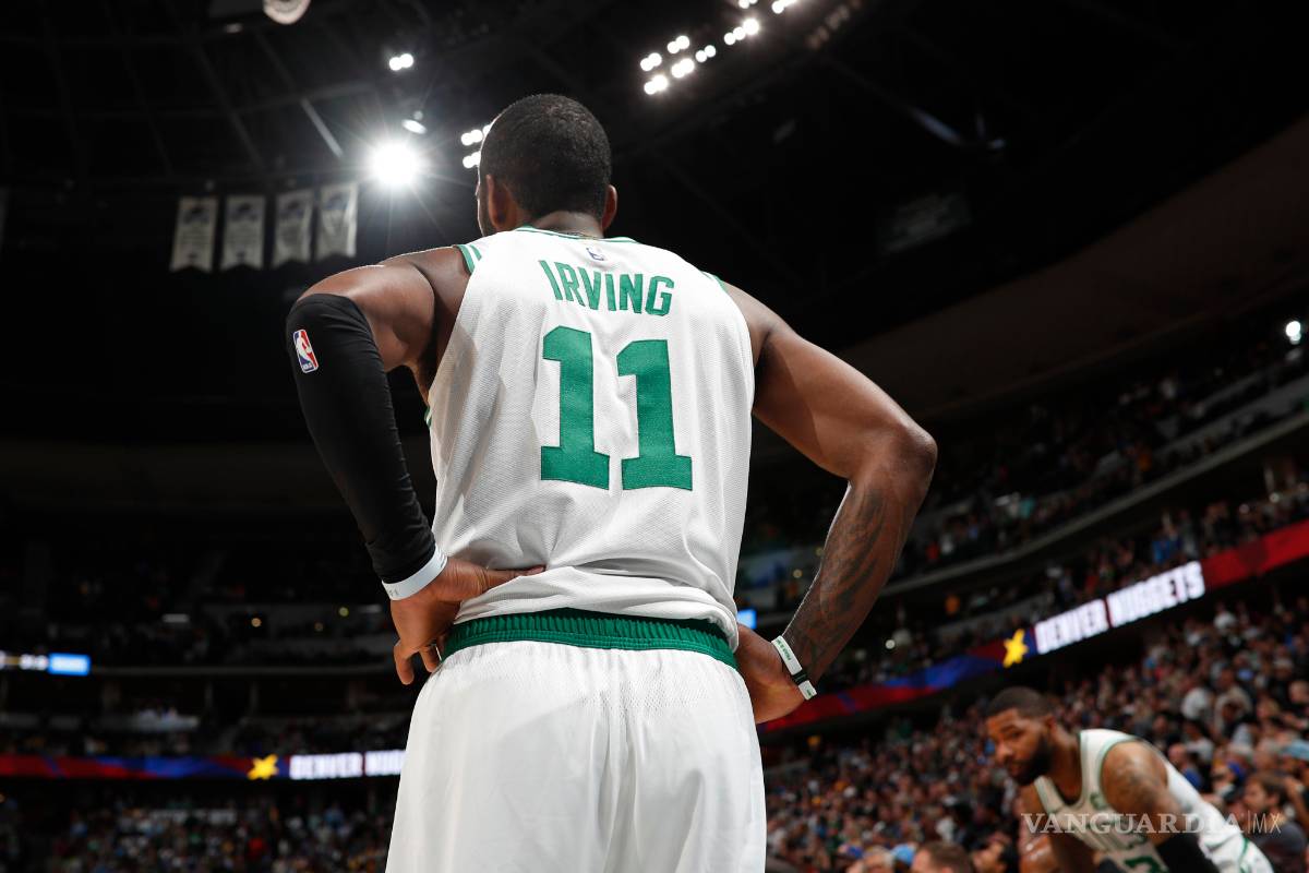 Kyrie Irving hace berrinche y lanza el balón al público de Denver, la NBA lo multa con 25 mil dólares