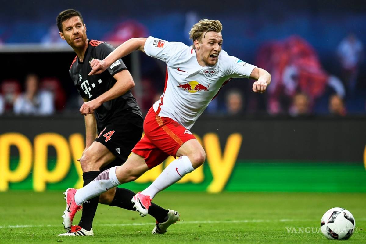 Alonso y Lahm se despiden celebrando el título 27 del Bayern