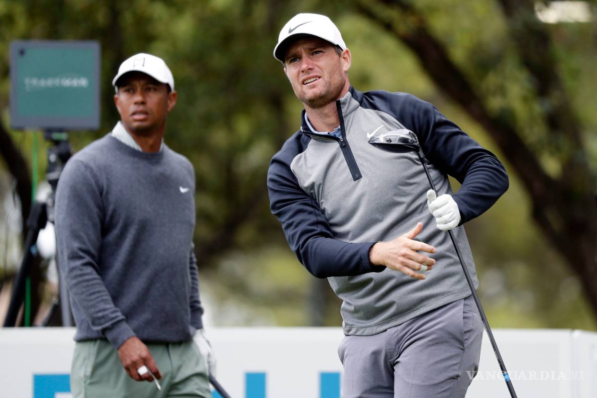 $!Tiger Woods le gana a Rory McIlroy pero es eliminado inmediatamente después en Cuartos de Final