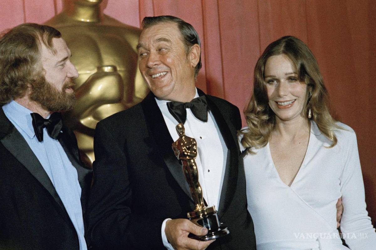 $!Ben Johnson, en el centro, ganador del Oscar al mejor actor de reparto, junto a Richard Harris y Sally Kellerman el 27 de marzo de 1972. AP