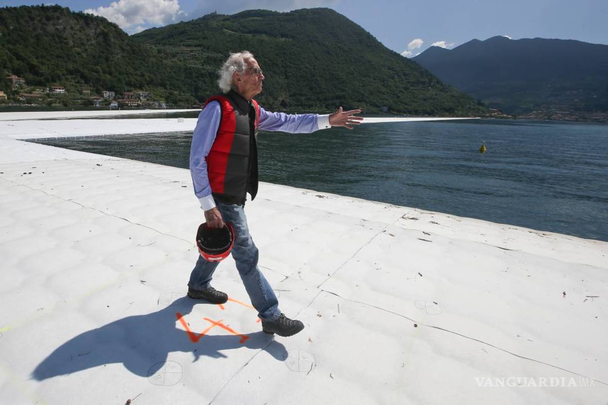 Christo convierte en arte el lago Iseo en Italia