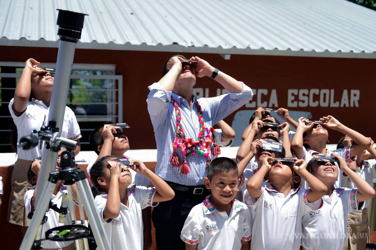 Peña Nieto observa el Eclipse Solar... pero prefiere no explicar en qué consiste