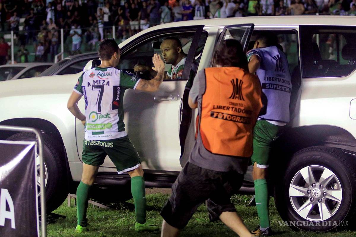 Anota gol...festeja adentro de una camioneta