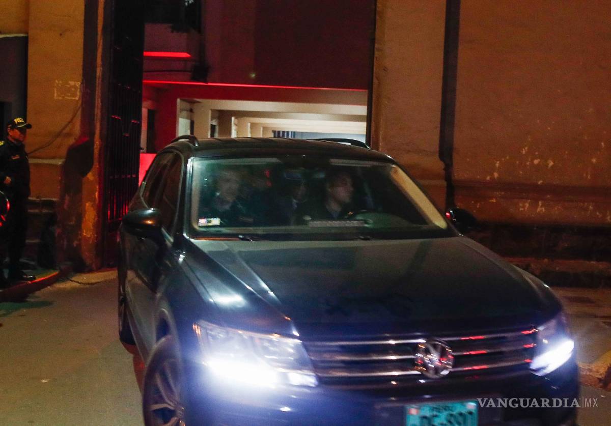 $!El destituido presidente de Perú Pedro Castillo sale detenido en un vehículo policial de la Prefectura de Lima en Lima, Perú.