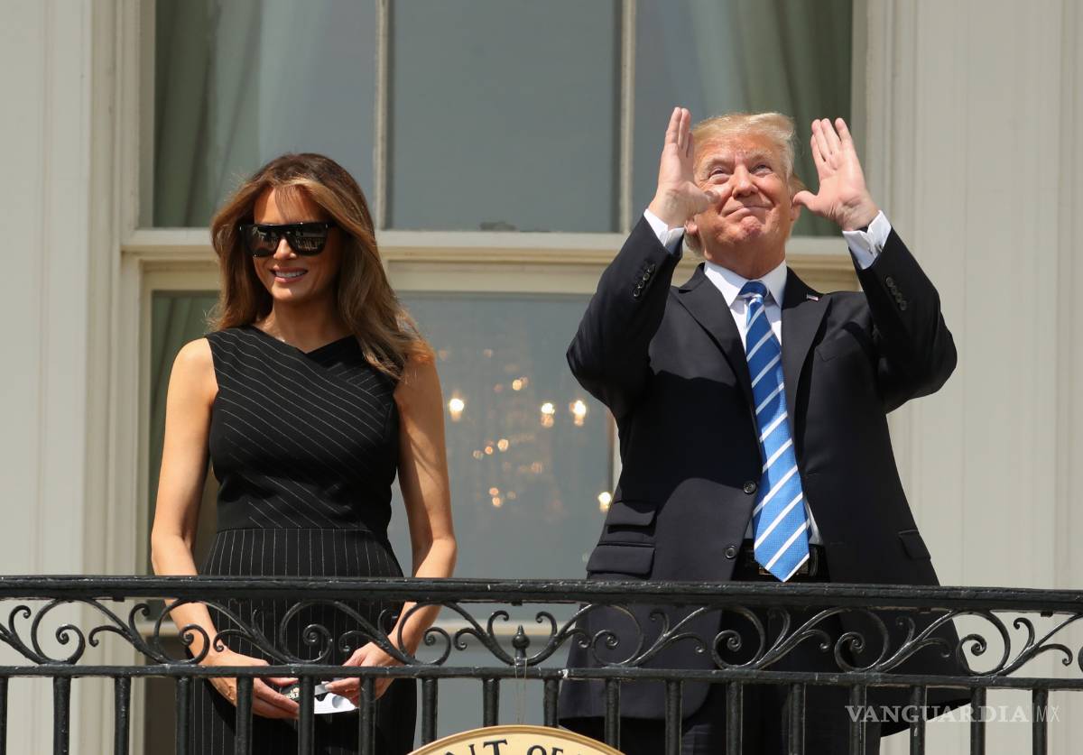 $!Trump observa el eclipse solar... sin gafas