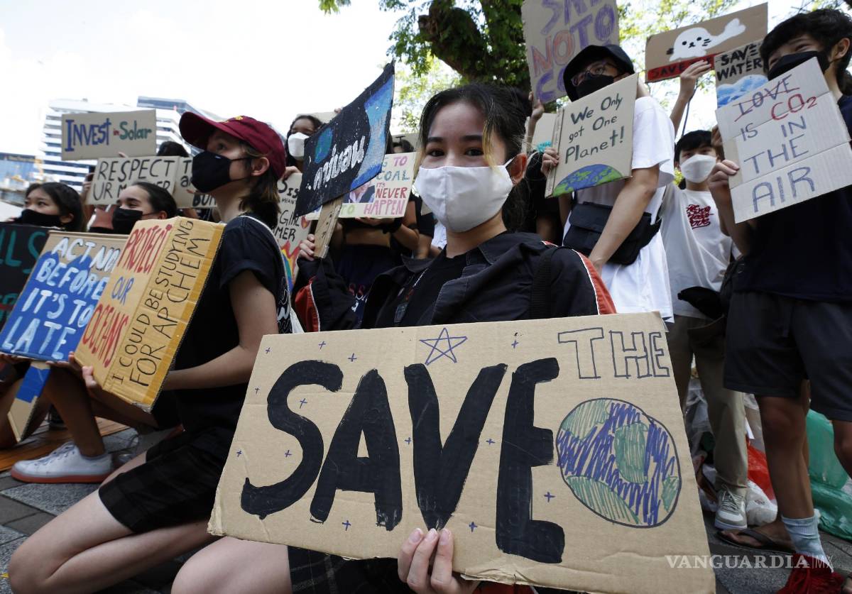 $!Activistas sostienen carteles durante una huelga por el cambio climático en Bangkok, Tailandia.