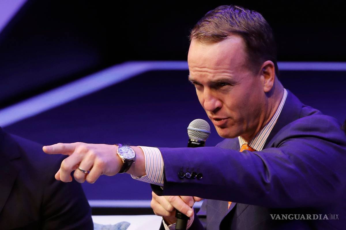Peyton Manning pide a estudiantes destacados de México que no se rindan