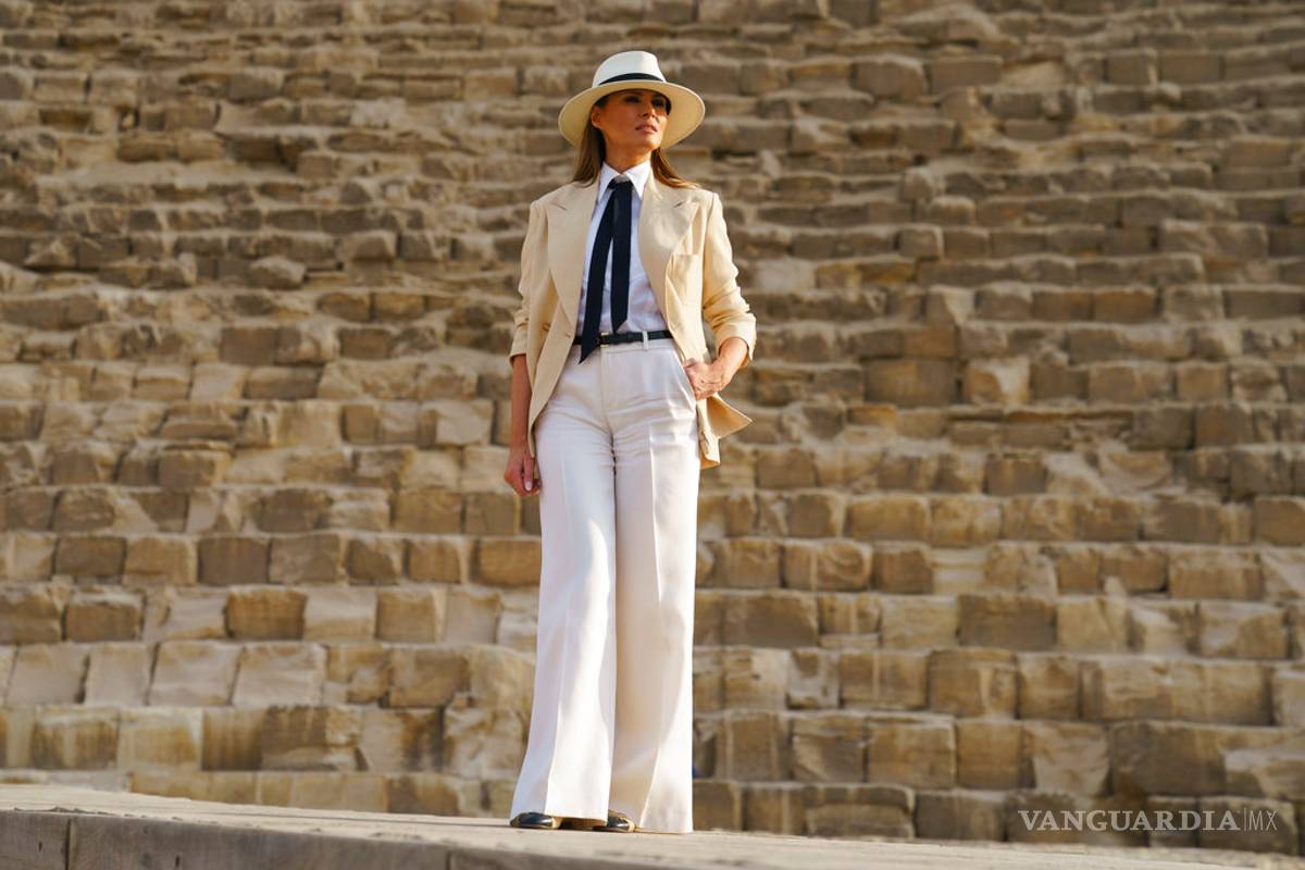$!Melania Trump pasea entre las pirámides en Egipto
