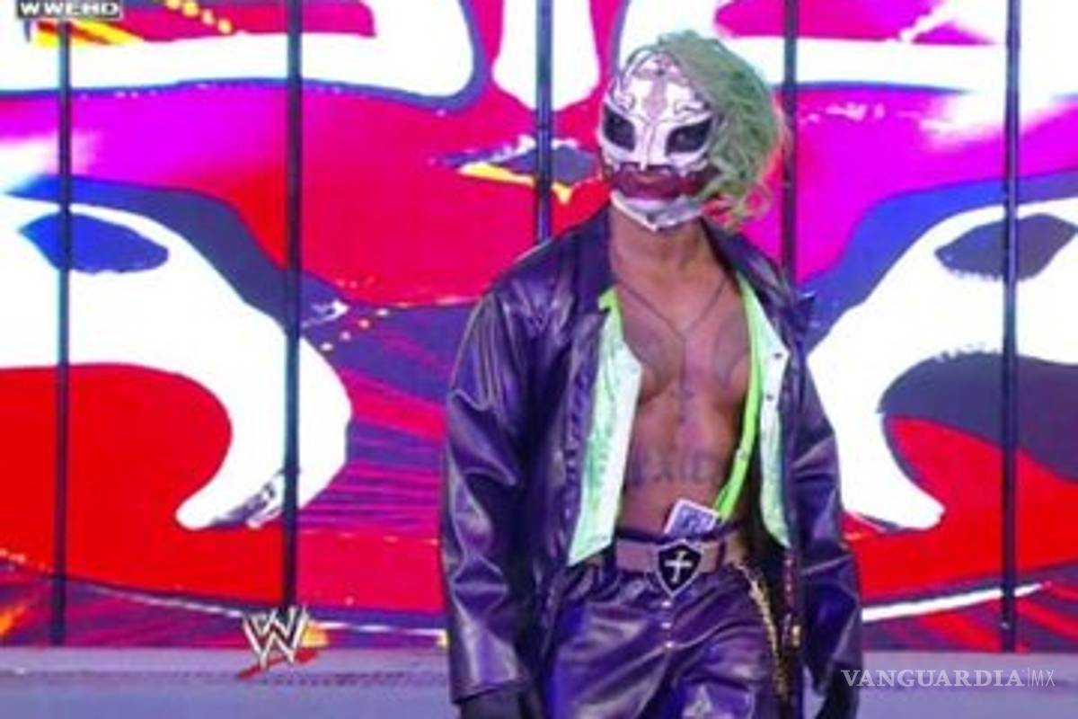 $!'El luchas', Rey Mysterio sale al cuadrilátero como el Joker