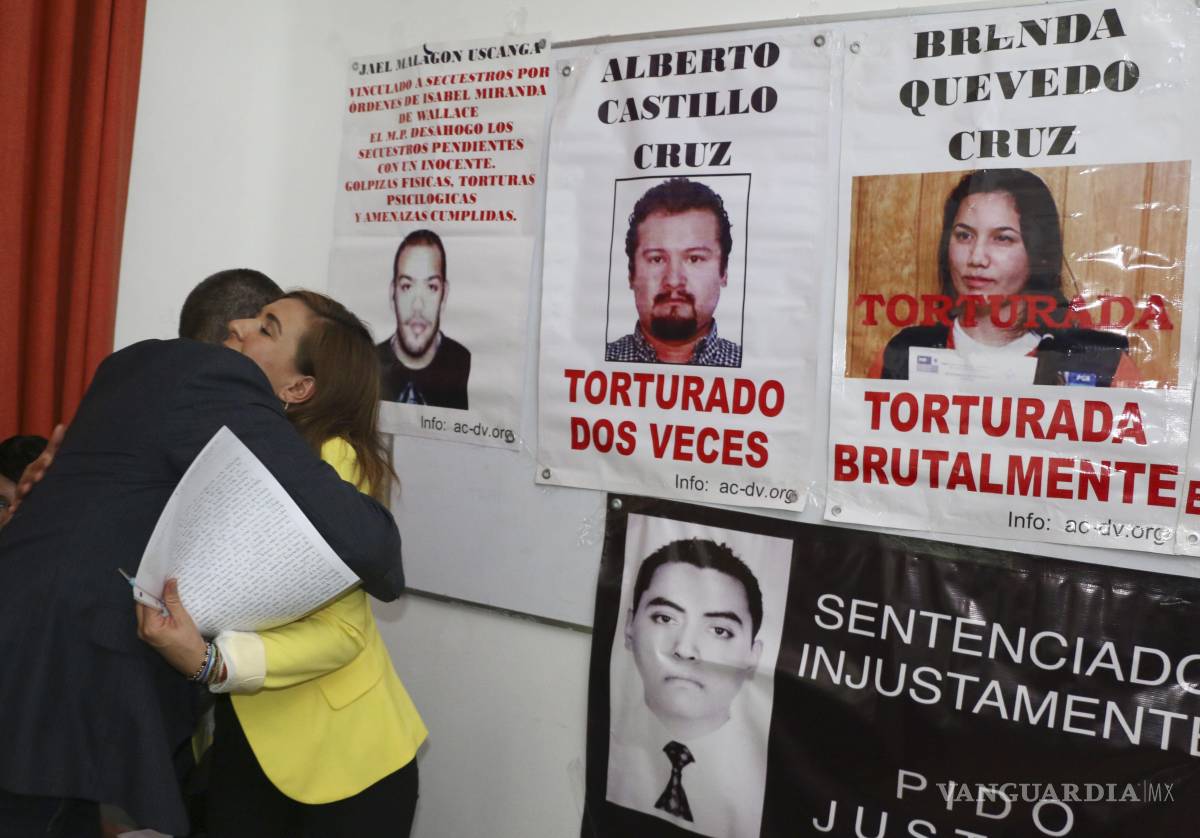 $!CIUDAD DE MÉXICO, 10JULIO2016.- La Asociación Canadiense por el Derecho y la Verdad encabezados por su presidente David Berthet acompañado por los familiares de los detenidos por el caso Wallace, denunciaron en conferencia de prensa la falsedad del posible secuestro de Hugo Alberto Miranda y declaraciones obtenidas bajo tortura de los posibles culpables así como pruebas fabricadas. FOTO: SAÚL LÓPEZ /CUARTOSCURO.COM