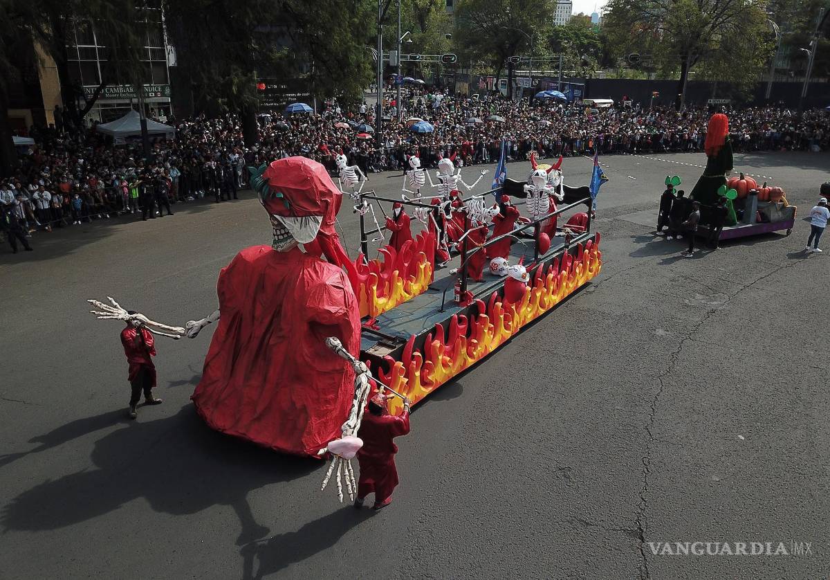 $!El desfile del Día de Muertos vuelve a la Ciudad de México, tras un año de obligado descanso por la pandemia con más de 1,000 participantes, 10 carros alegóricos, cuatro estrellas musicales, 350 bailares y acróbatas. EFE/Mario Guzmán