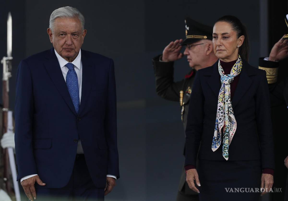 $!La presidenta electa de México, Claudia Sheinbaum (d), y el presidente de México, Andrés Manuel López Obrador, en un acto protocolario en la Ciudad de México .