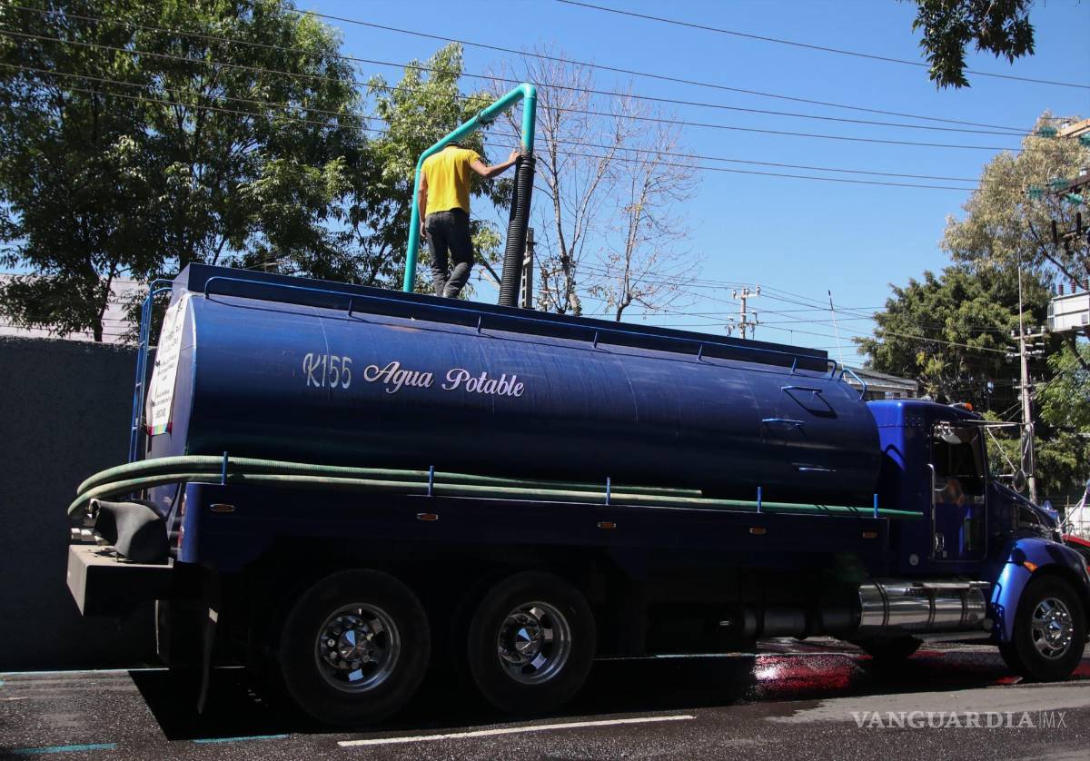 $!Inclusive en el Valle de México, ante la crisis, se han tenido que utilizar pipas para abastecer de agua a la población.