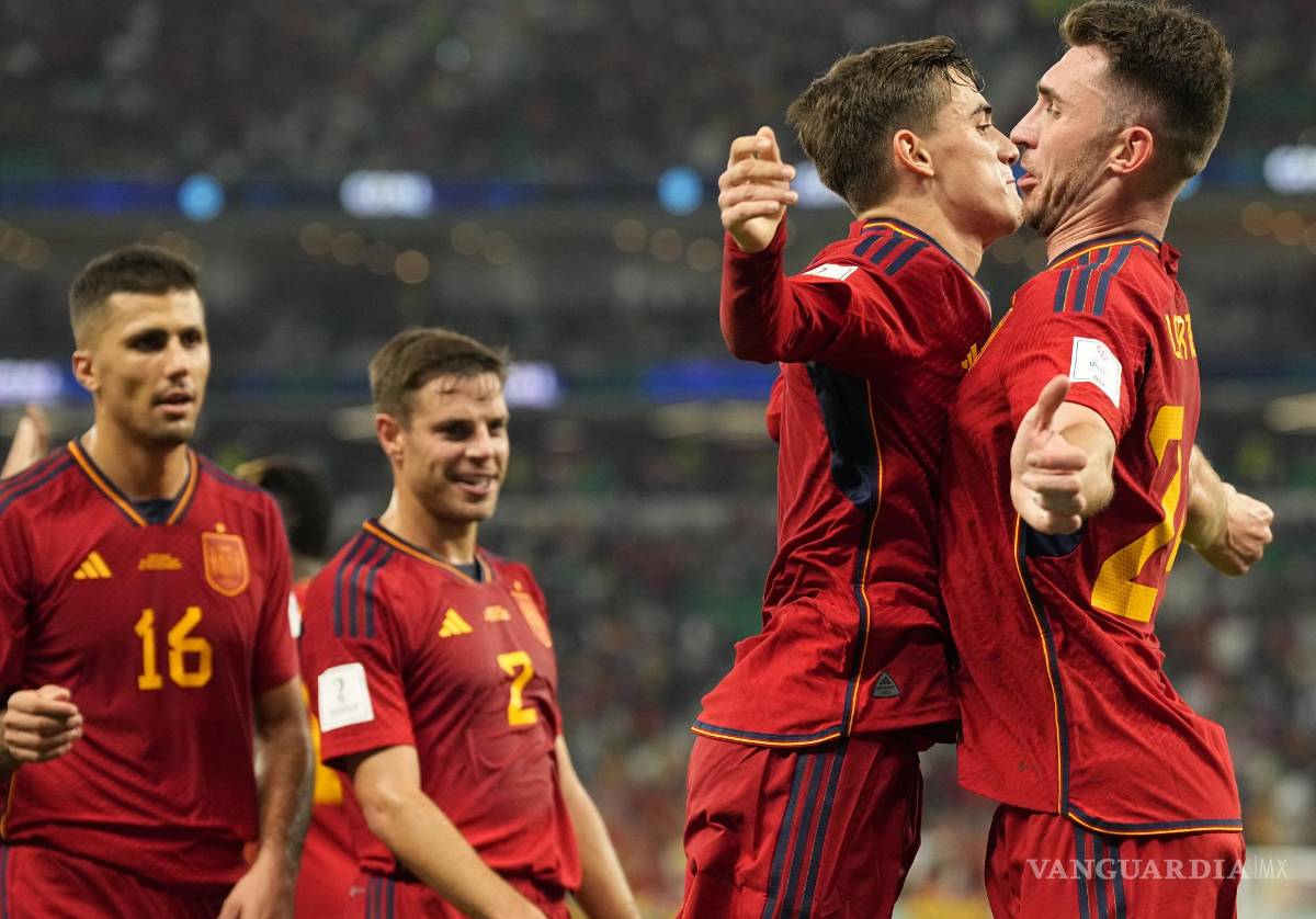 $!Gavi celebra el gol con su compañero Laporte.