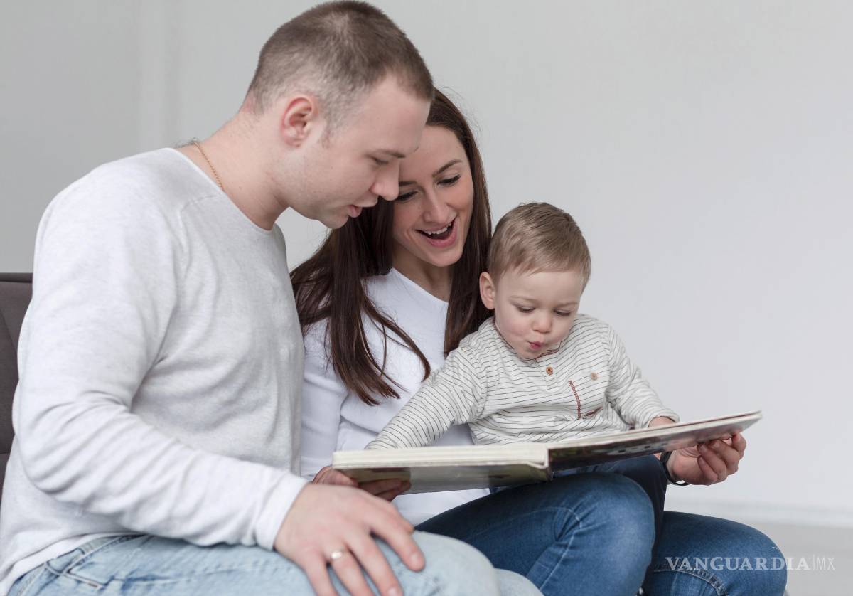 $!Distintos estudios demuestran que la interacción entre padres e hijos durante la lectura compartida es muy positiva.