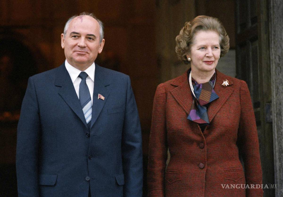 $!El líder soviético Mikhail Gorbachev y la primera ministra británica Margaret Thatcher posan para una foto en Londres, el sábado 15 de diciembre de 1984.