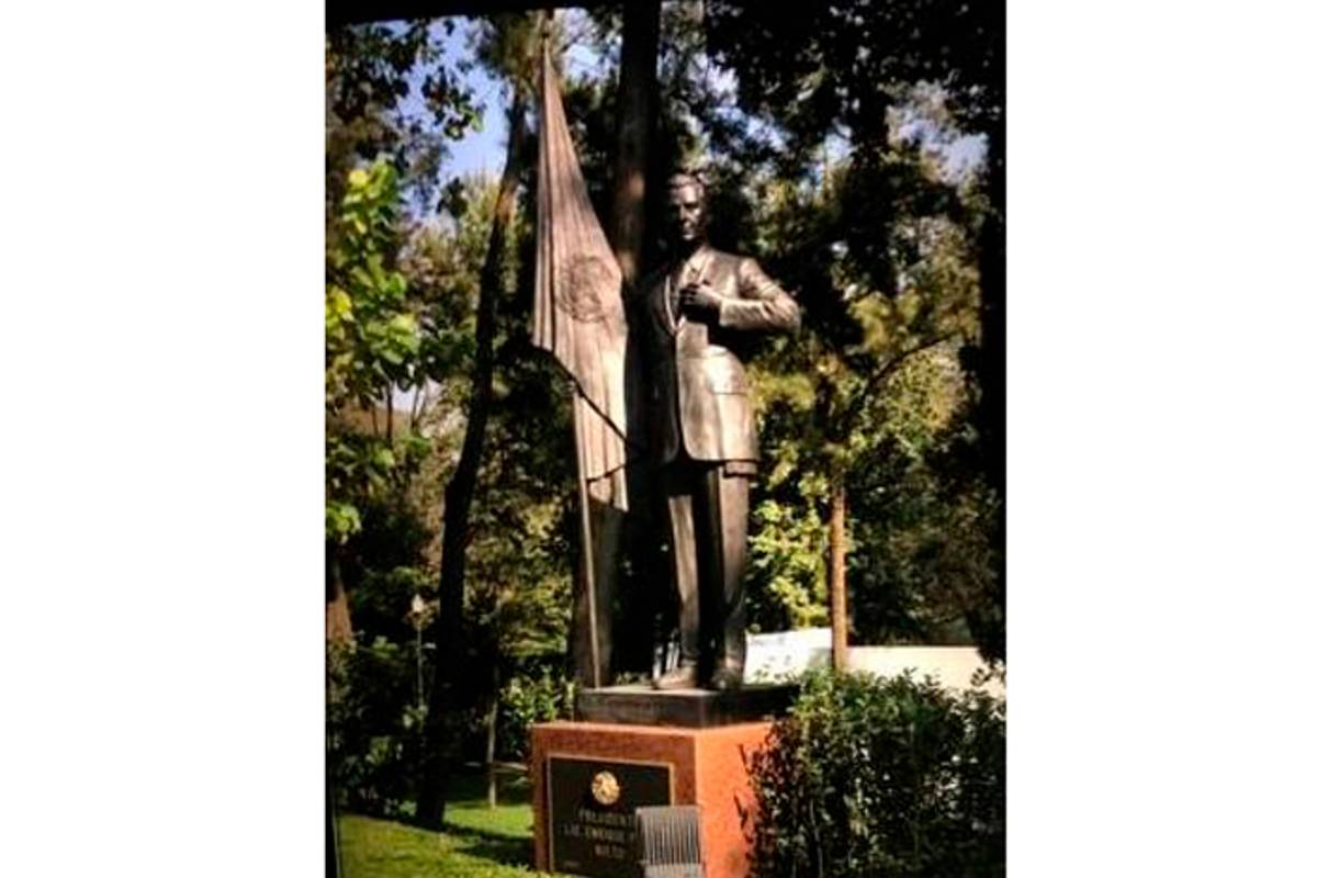 Estatua de Peña Nieto ya acompaña a los demás presidentes en Los Pinos