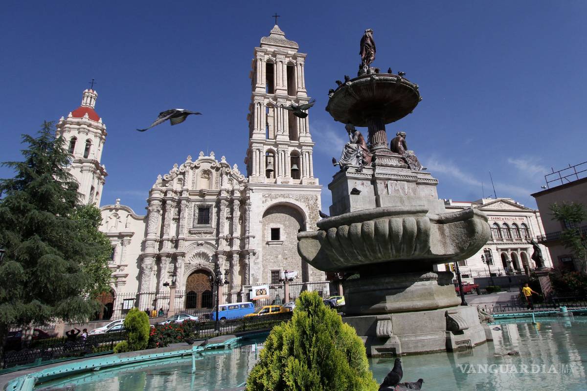 Adolescente de 16 años intenta colgarse en la fuente de la Plaza de Armas de Saltillo; Cesame lo regresa a su casa